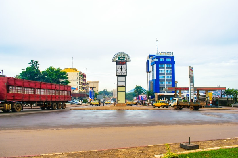 Rond-point Nlongkak, vu autrement — photo 3