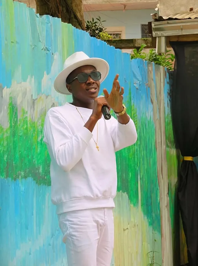 Giovanny Engamba — sur le terrain, micro en main