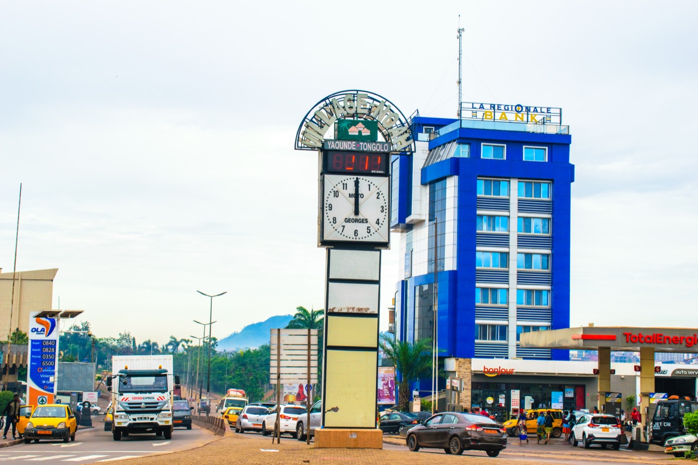 Rond-point Nlongkak, vu autrement — photo 1