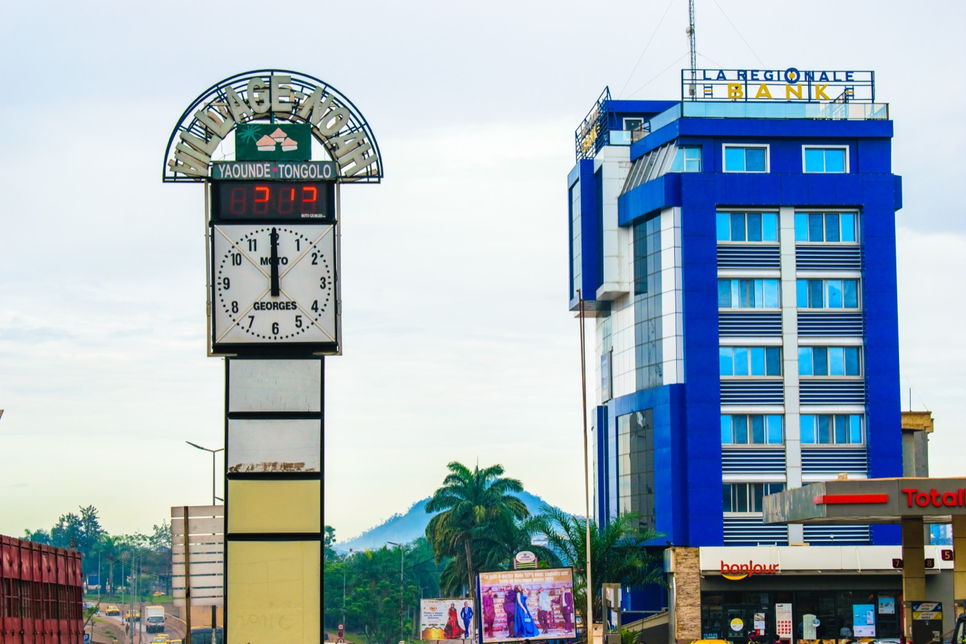 Rond-point Nlongkak, vu autrement — photo 2