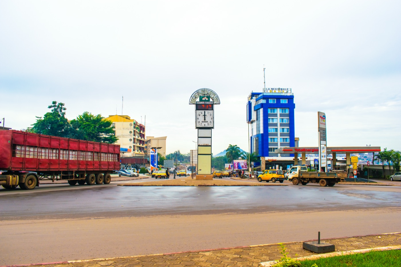 Rond-point Nlongkak, vu autrement — photo 3